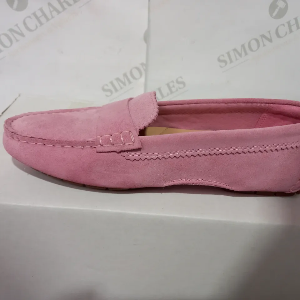 BOXED PAIR OF CLARKS PINK SEUDE LOAFERS - SIZE 4