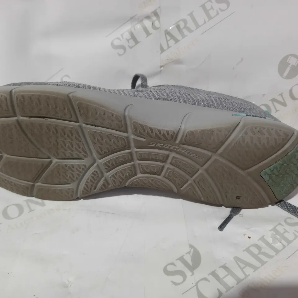 BOXED PAIR OF SKECHERS ARCH FIT LIGHT GREY TRAINERS IN GREY UK SIZE 7