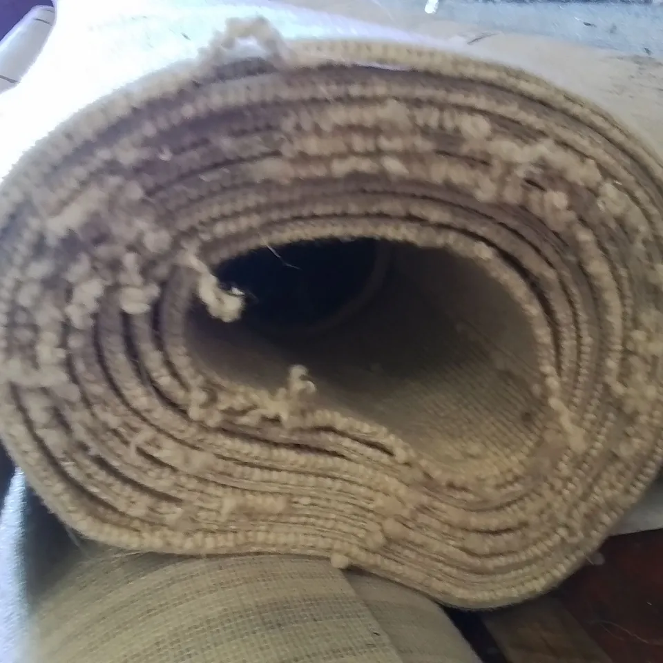 ROLL OF QUALITY PADSTOW MOHAIR STRATA // APPROX SIZE: 4 X5.59M