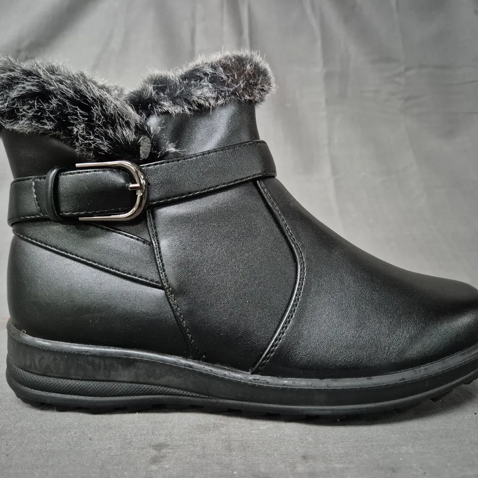 BOXED PAIR OF MAYA GRACE LUXURY COLLECTION FAUX FUR LINED ANKLE BOOTS IN BLACK SIZE 6