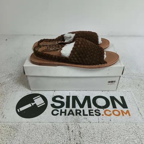 BOXED PAIR OF LEATHER COLLECTION KHAKI SUEDE LEATHER SHOES - UK 7