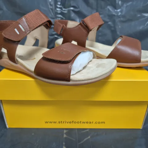 BOXED PAIR OF STRIVE FLOAT OPEN TOE SANDALS IN TAN SIZE 5