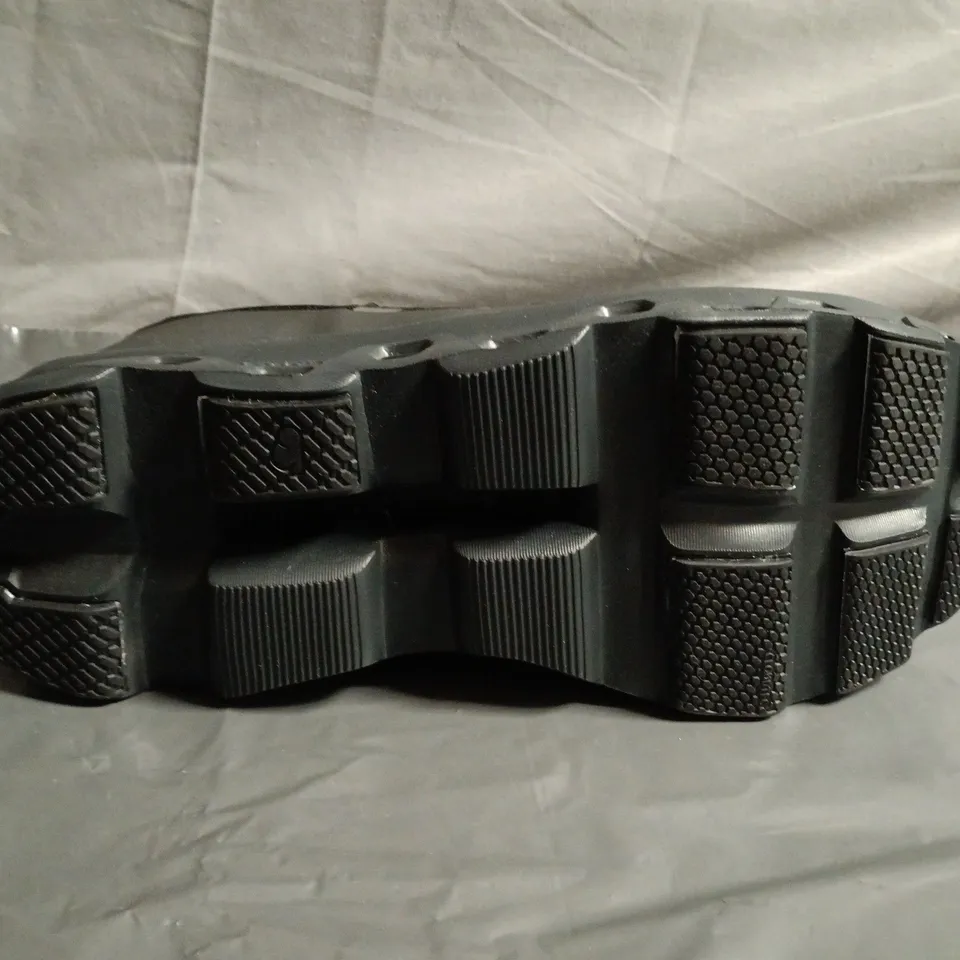 UNBOXED PAIR OF ON RUNNING CLOUD SNEAKERS – BLACK UK SIZE 10.5