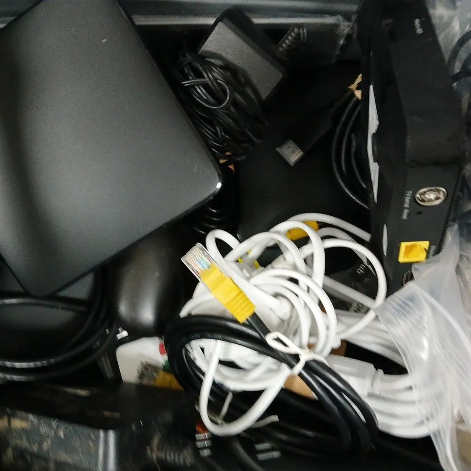 APPROXIMATELY 10 ASSORTED HOUSEHOLD ELECTRICAL ITEMS TO INCLUDE VARIOUS CABLES AND POWER ADAPTERS, ETC