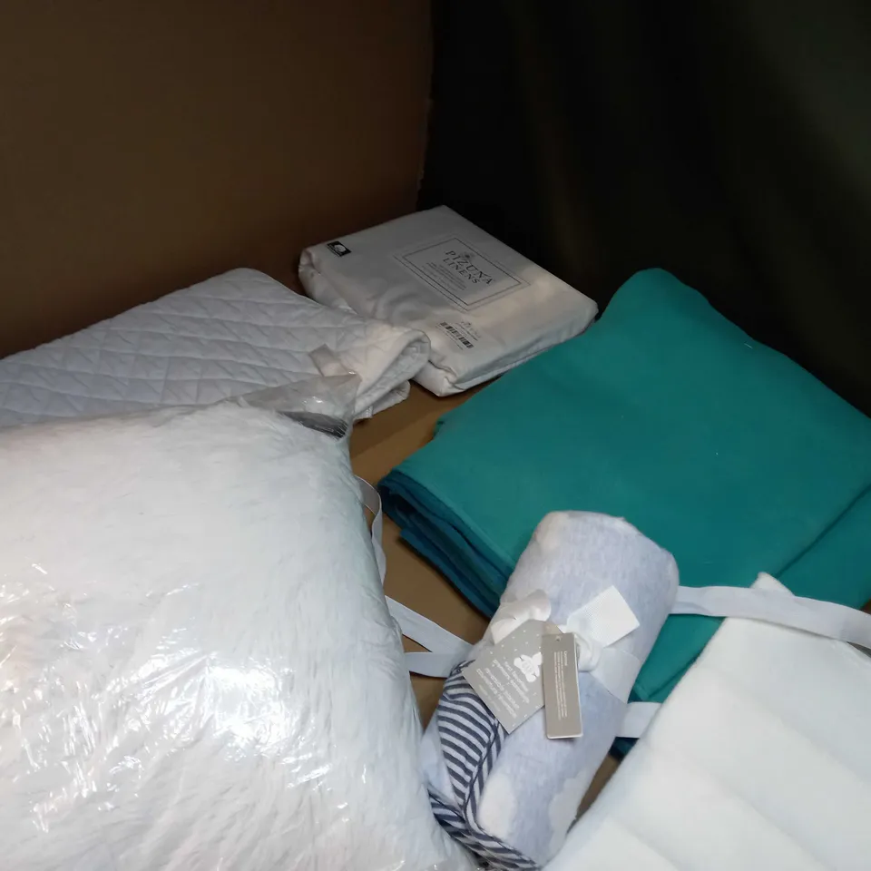 LARGE BOX OF APPROXIMATELY 15 ASSORTED HOUSEHOLD ITEMS TO INCLUDE: CHUNKY KNITTED THROW, MATTRESS PROTECTOR, FITTED SHEET