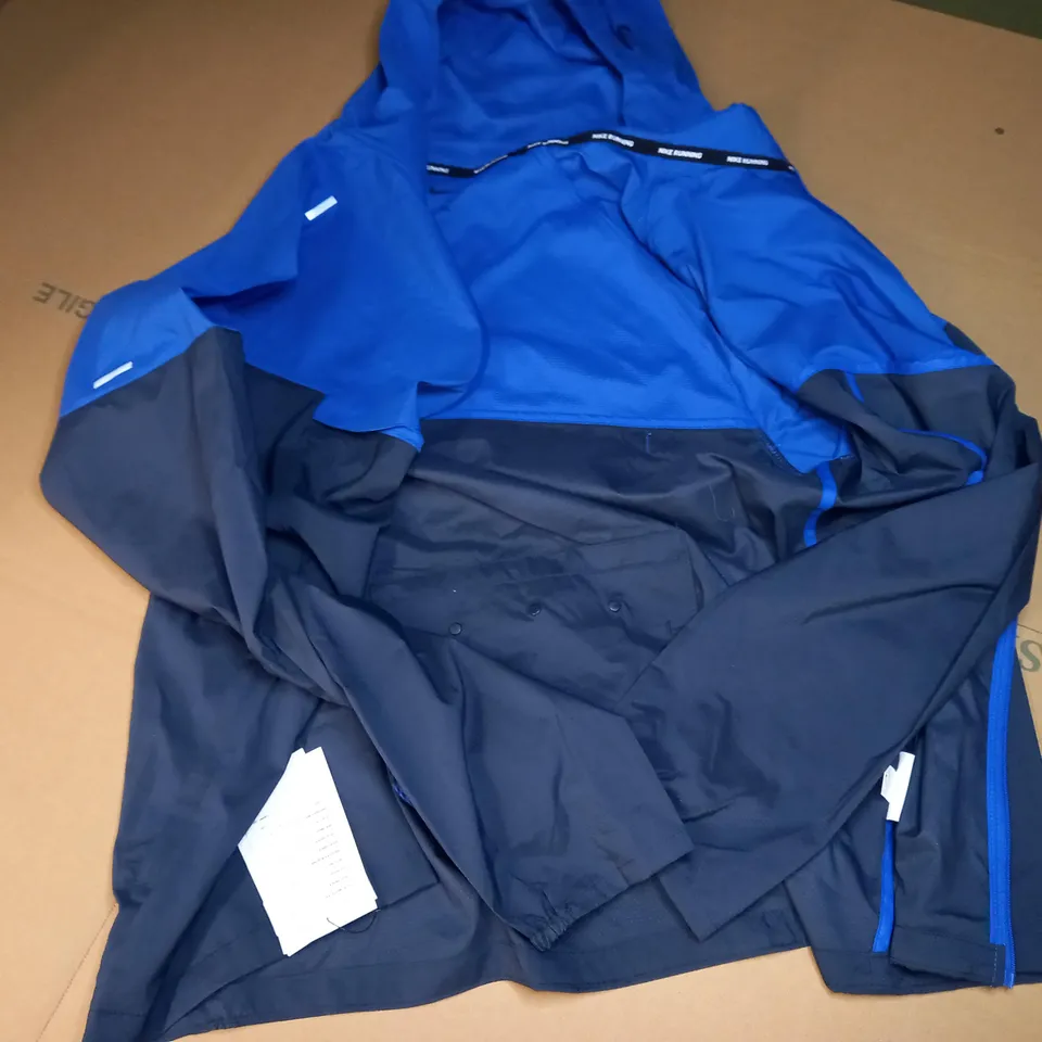 NIKE REPEL RUNNING COAT IN BLUE & BLACK - SMALL