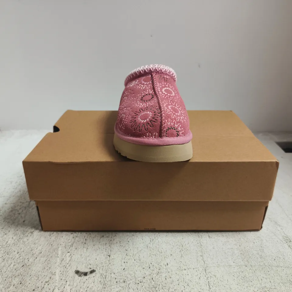BOXED PAIR OF UGG K TAZZ SUN STITCH SHOES IN PINK SIZE UK 3