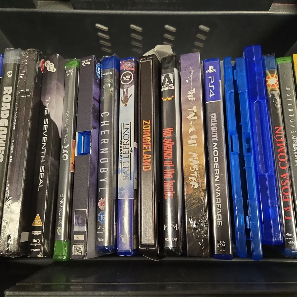 TOTE OF APPROXIMATELY 18 ASSORTED DVD'S TO INCLUDE - CASINO ROYAL 007 , TOM HANKS FORREST GUMP , COUNTY LINES ETC