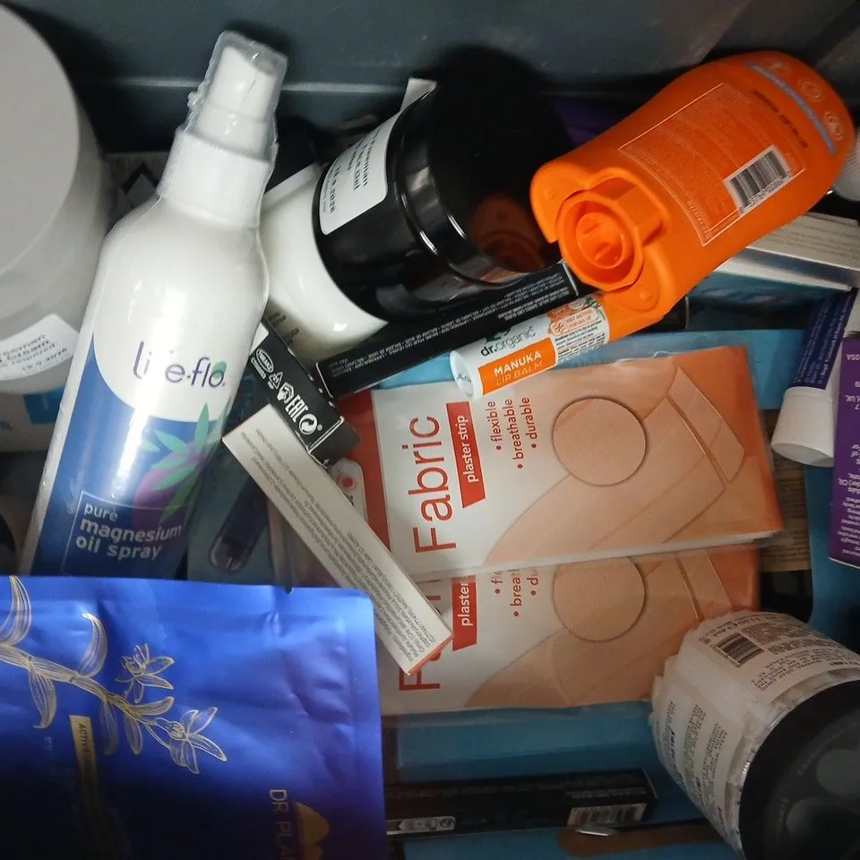 APPROXIMATELY 20 ASSORTED COSMETIC ITEMS INCLUDING VARIOUS MAKES AND BRANDS - COLLECTION ONLY