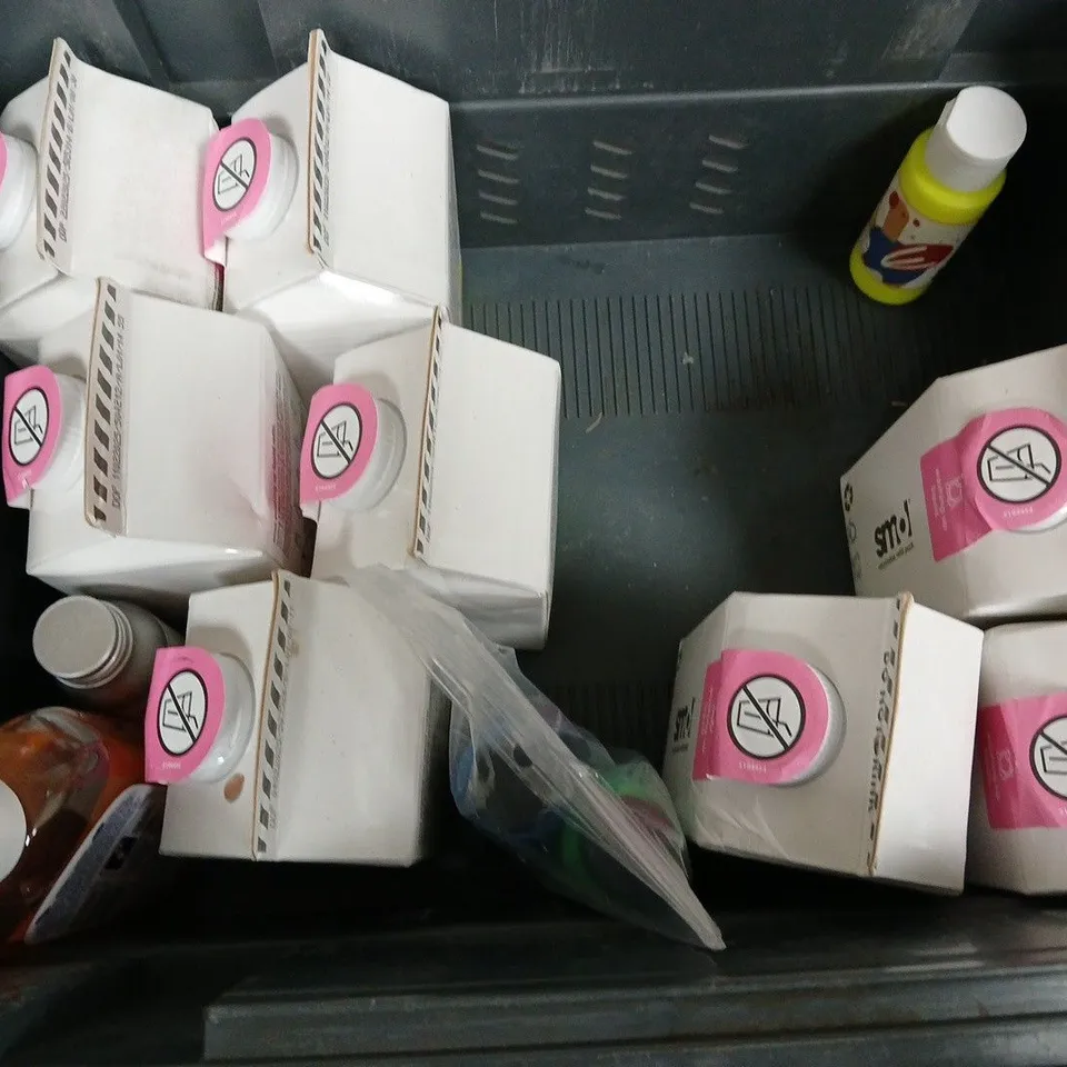 APPROXIMATELY 12 ASSORTED ITEMS TO INCLUDE - SMOL WASHING UP LIQUID ,  CLARITY X GLASS CLEANER ETC