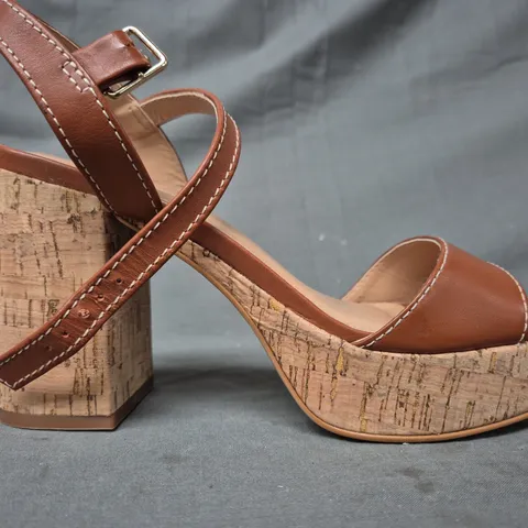 BOXED PAIR OF DUNE LONDON PLATFORM BLOCK HEEL OPEN TOE SANDALS IN TAN SIZE 6