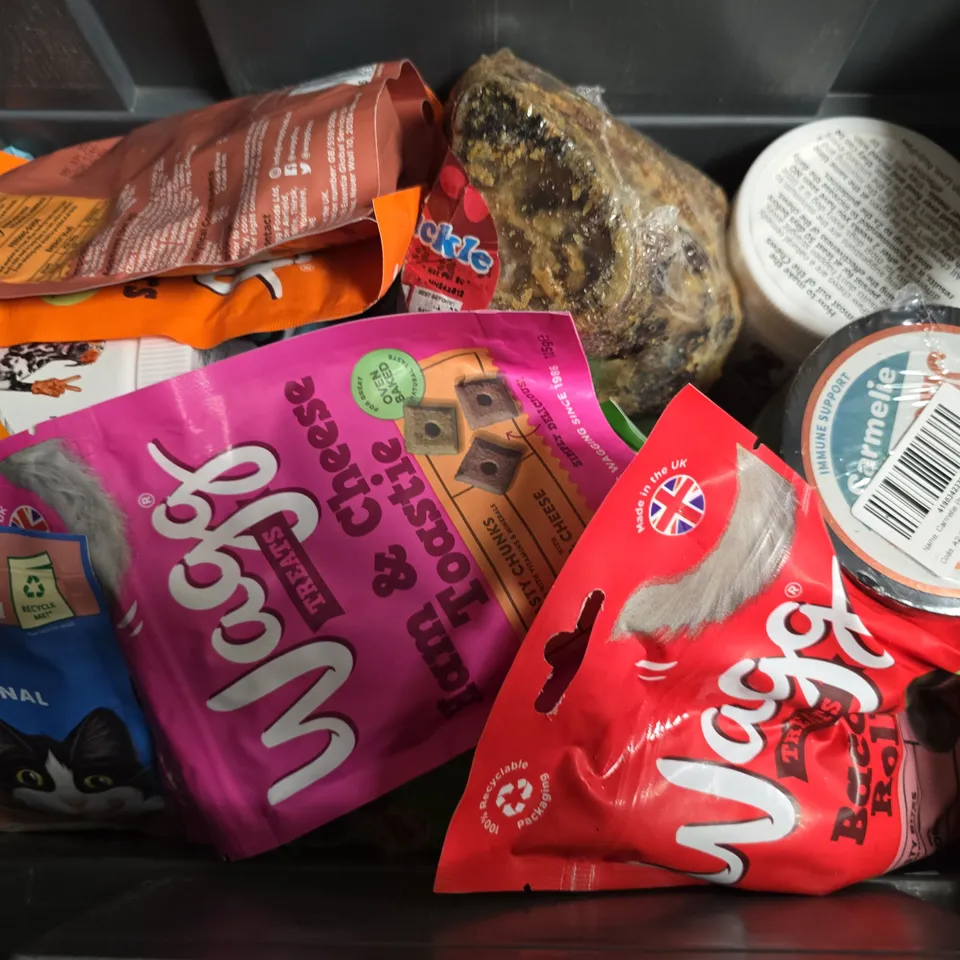 APPROXIMATELY 12 ASSORTED DOG FOOD & SUPPLIES TO INCLUDE MARLEY BONES LUSH LAMB, ROAST KNUCKLE BONE, WAGG TREATS BACON ROLL, ETC