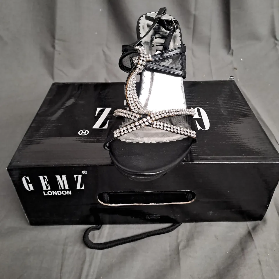 BOXED LOT OF 12 PAIRS OF GEMZ LONDON LADIES SANDALS BLACK. VARIOUS SIZES