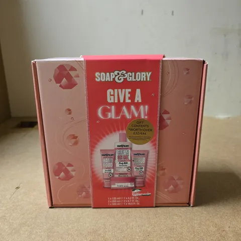 SOAP & GLORY GIVE A GLAM! GIFT SET