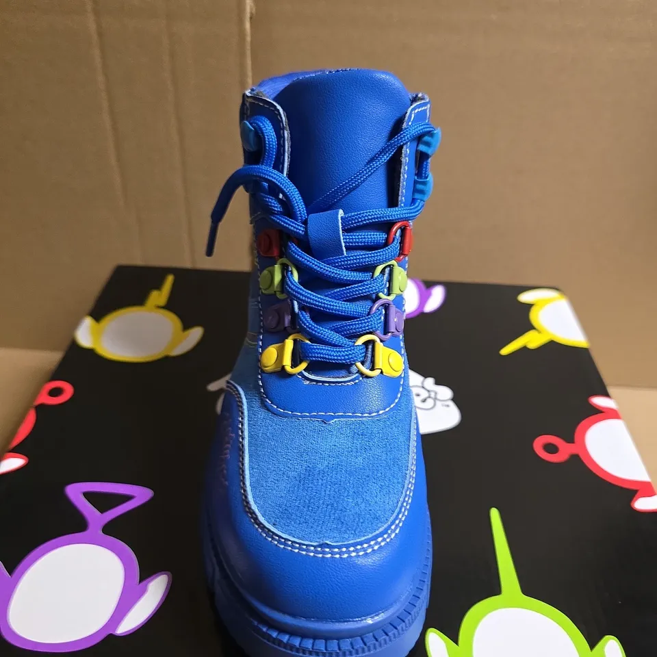 BOXED PAIR OF KOI HOME HILL TELETUBBIES KIDZ BOOTS – BLUE - UK SIZE 12
