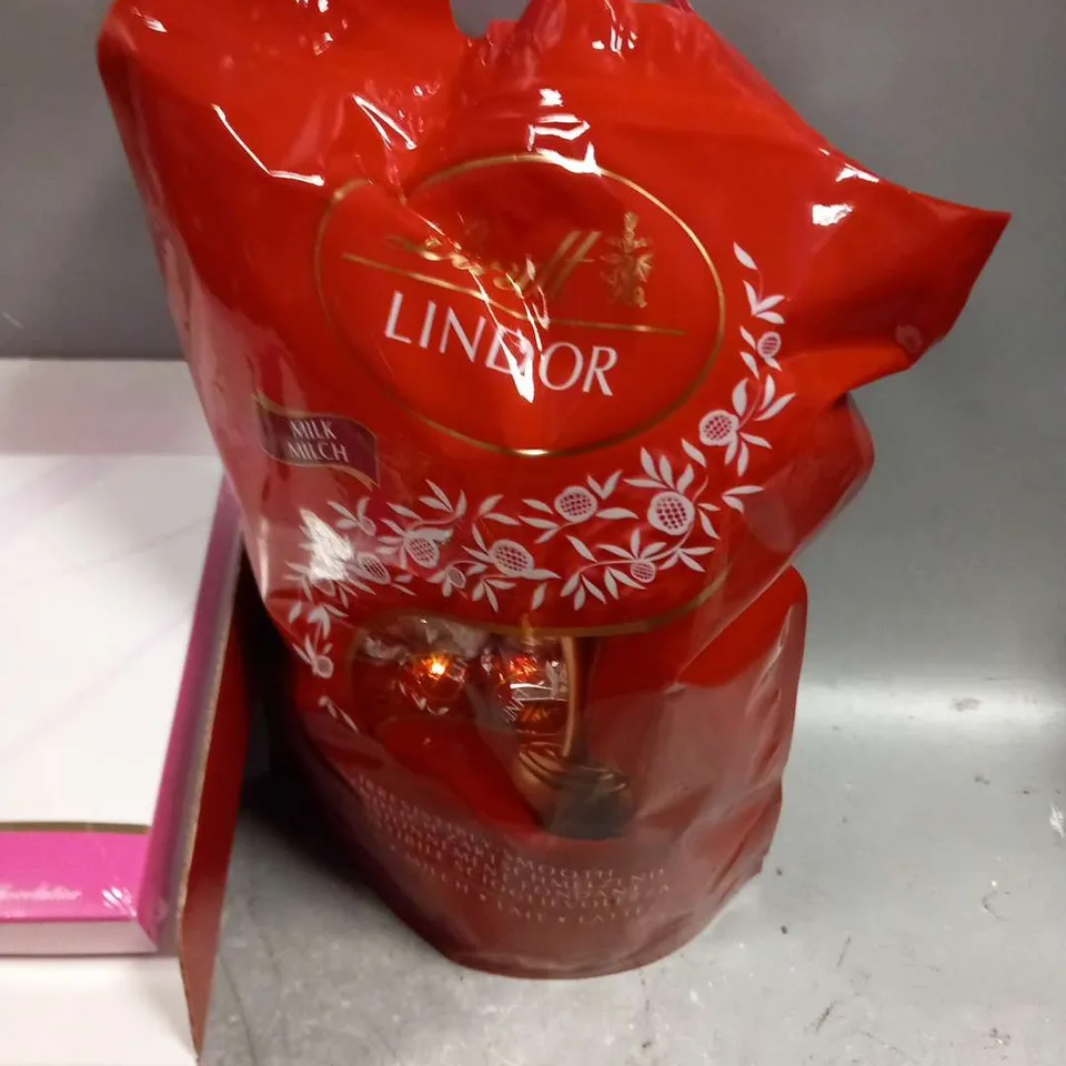 THREE ASSORTED LINDT PRODUCTS TO INCLUDE;LINDOR 1KG 78 TRUFFLE BAG,MASTER CHOCOLATIER COLLECTION 184G AND ASSORTED CHCOLATE 851G