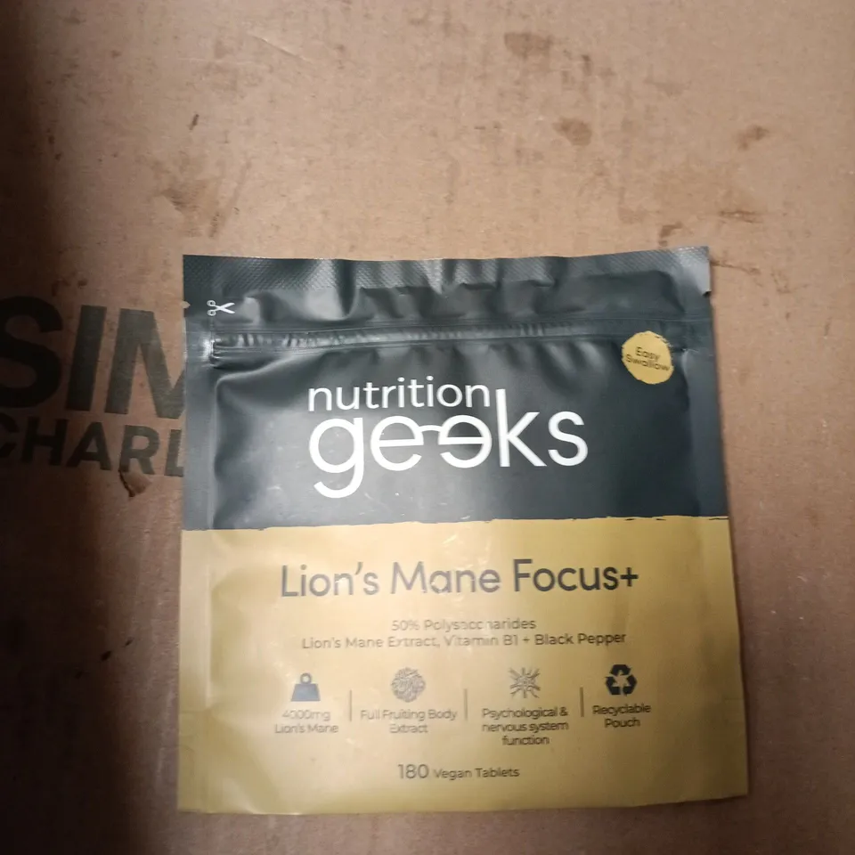 TOTE OF APPROXIMATELY 15 ASSORTED VITAMINS AND DIETARY SUPPLEMENTS TO INCLUDE: NUTITION GEEKS LIONS MANE  