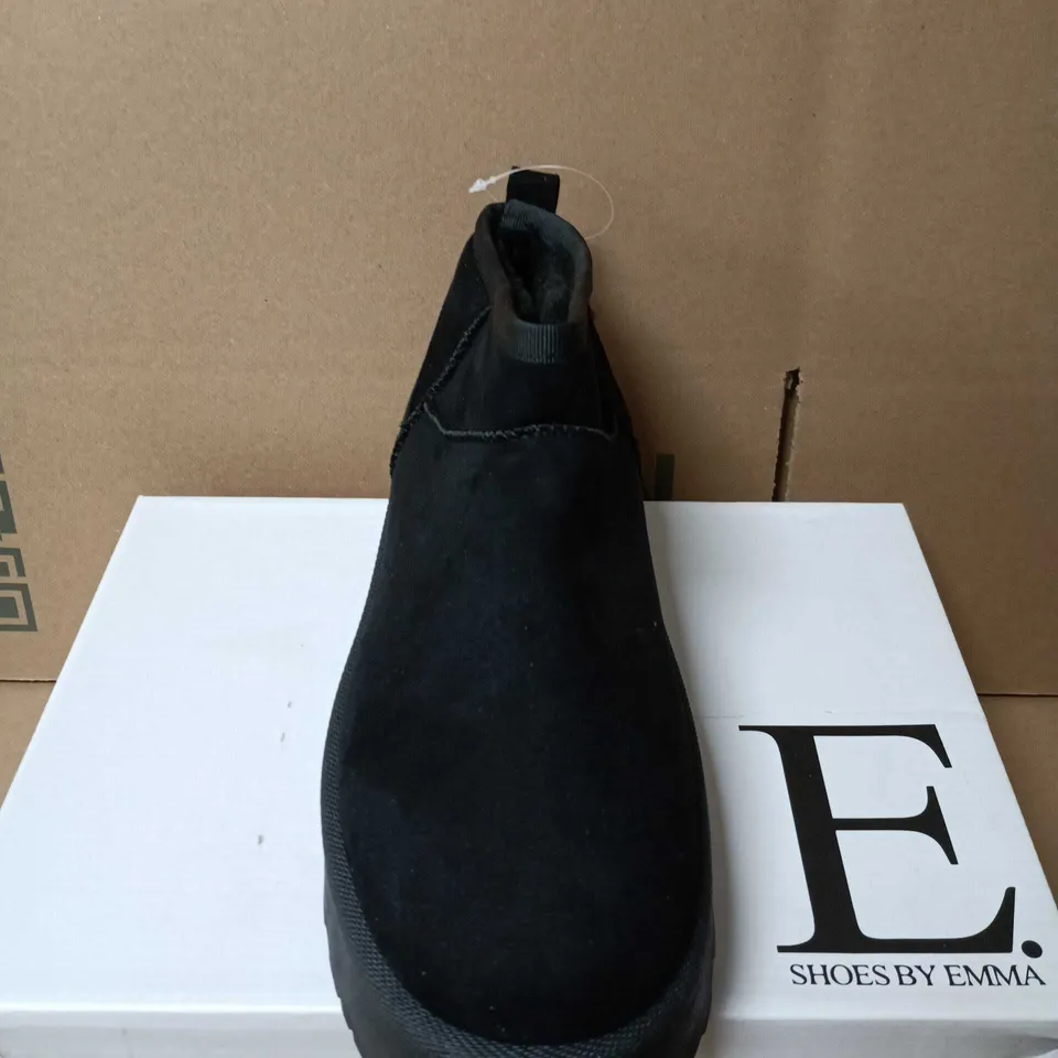 BOXED PAIR OF SHOES BY EMMA COLLEEN BLACK SLIP-ON ANKLE BOOTS – WOMEN'S UK 7 