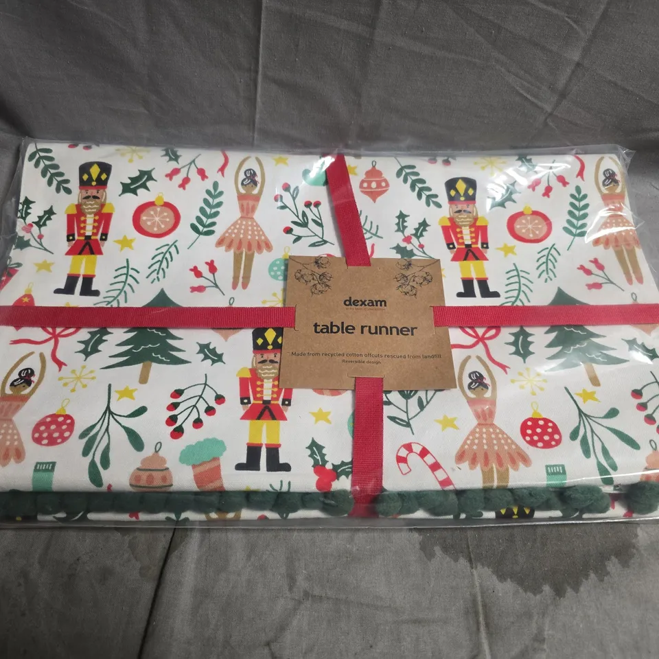 DEXAM CHRISTMAS THEMED TABLE RUNNER