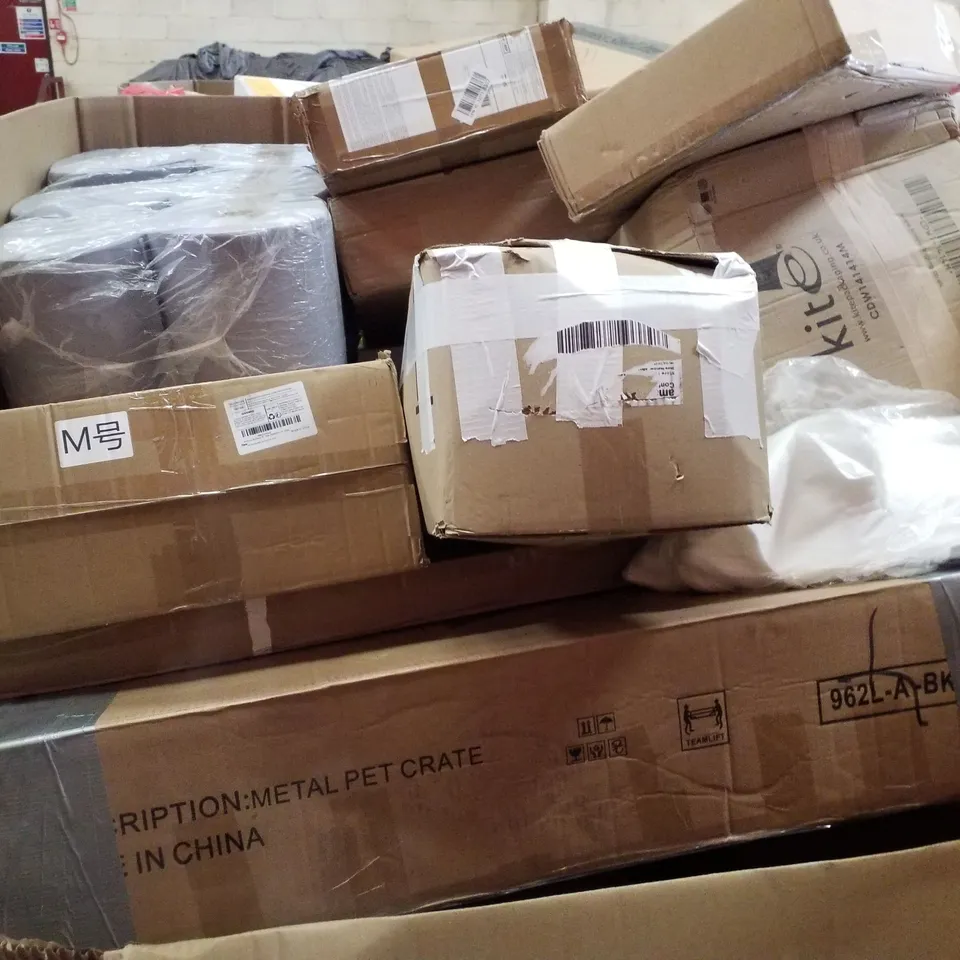PALLET CONTAINING ASSORTED PRODUCTS INCLUDING CHILDRENS GAME FENCE, WOK, ADULT VELVET HANGERS, HEATED THROW, VENETIAN BLIND & METAL PET CRATE