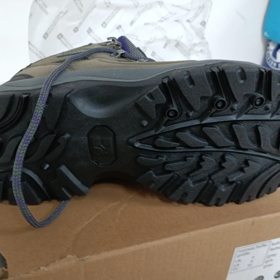 ADVENTURER WOMANS WATERPROOF BOOTS SIZE 6
