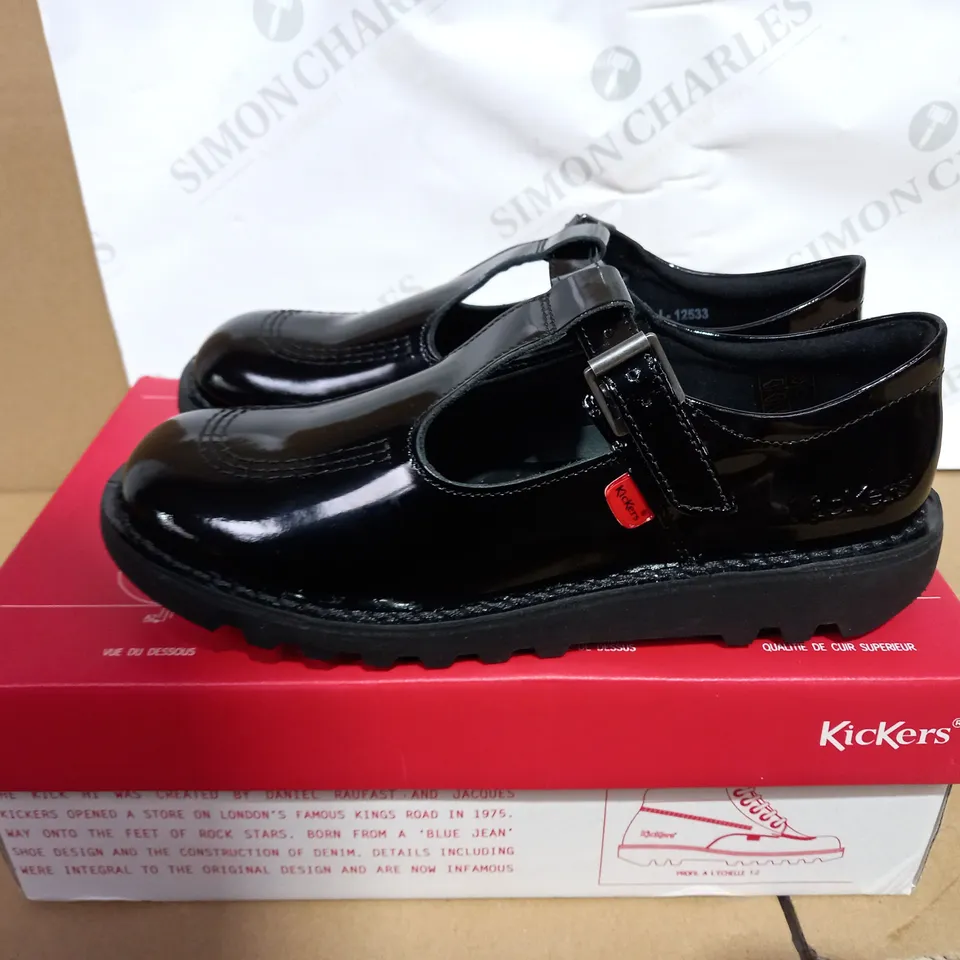 BOXED PAIR OF KICKERS SIZE 39