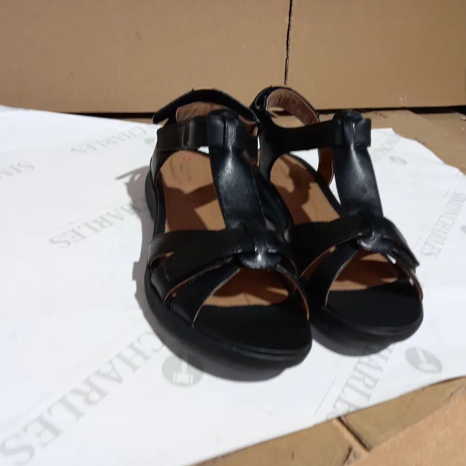 CLARKS UN ADORN VIBE BLACK SIZE 7  