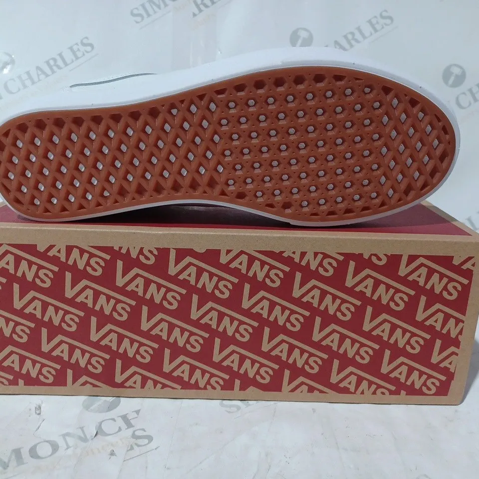 BOXED PAIR OF VANS COMFYCUSH CLASSIC SHOES IN WHITE UK SIZE 10