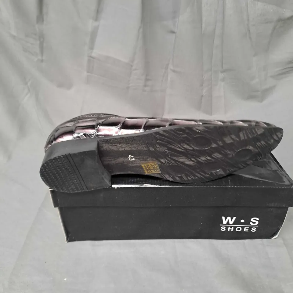 BOX OF APPROXIMATELY 12 PAIRS OF MENS SHOES IN BLACK ANIMAL - VARIOUS SIZES