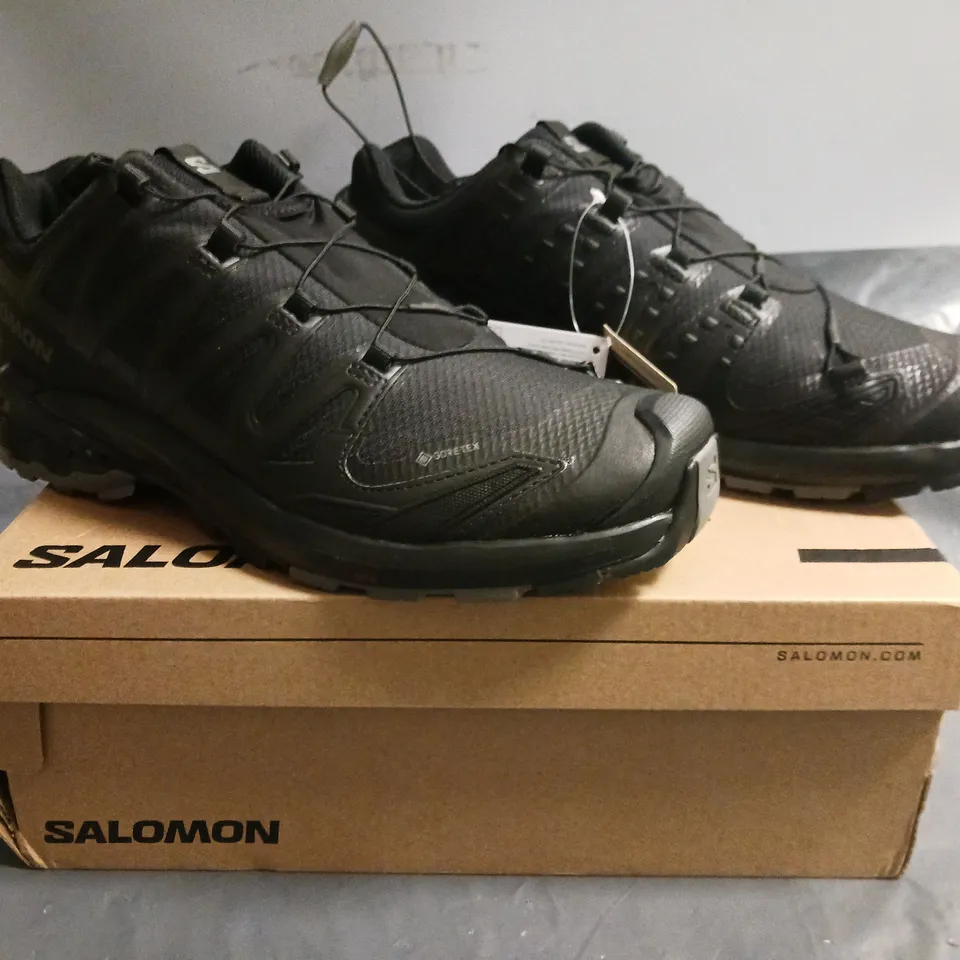 BOXED PAIR OF SALOMON XA PRO 3D V9 GTX SHOES IN BLACK UK SIZE 10