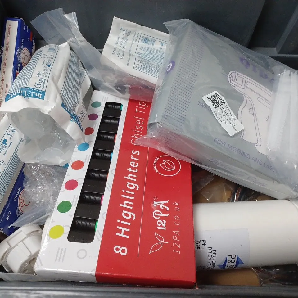 BOX OF APPROXIMATELY 15 ASSORTED ITEMS TO INCLUDE - PET COLLECTION DOG POOP BAG , 8 HIGHLIGHTERS CHISEL TIP , DRINKING WATER CARTRIDGE ETC