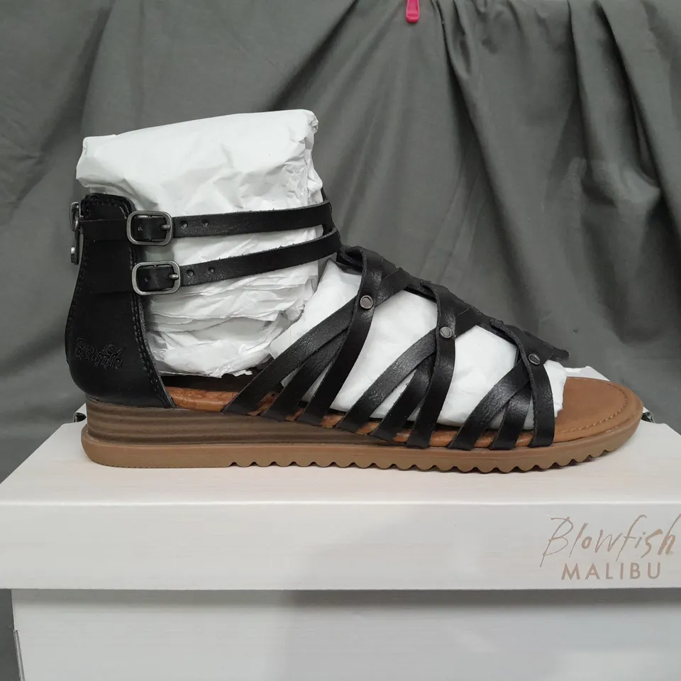 BOXED PAIR OF BLOWFISH MALIBU BLOOMY OPEN TOE SANDALS IN BLACK - UK 7