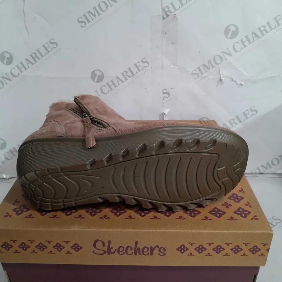 BOXED PAIR OF SKECHERS ANKLE BOOTS IN MUSHROOM UK SIZE 8