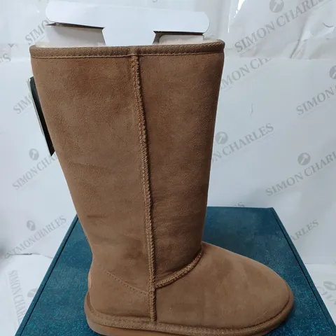 BOXED PAIR OF EMU AUSTRALIA WATER RESISTANT BOOTS CHESTNUT - SIZE 4