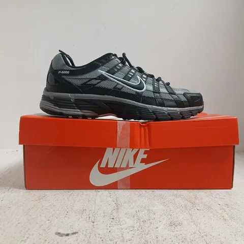 BOXED PAIR OF NIKE P-6000 TRAINERS IN BLACK/GREY SIZE UK 7.5