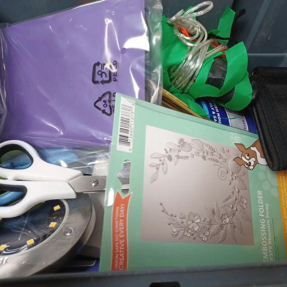 BOX OF APPROXIMATELY 15 ASSORTED ITEMS TO INCLUDE -  MOULD MAGIC NEW GEL FORMULA , TABLEWARE SET , CURTAIN ROD BRACKET ETC