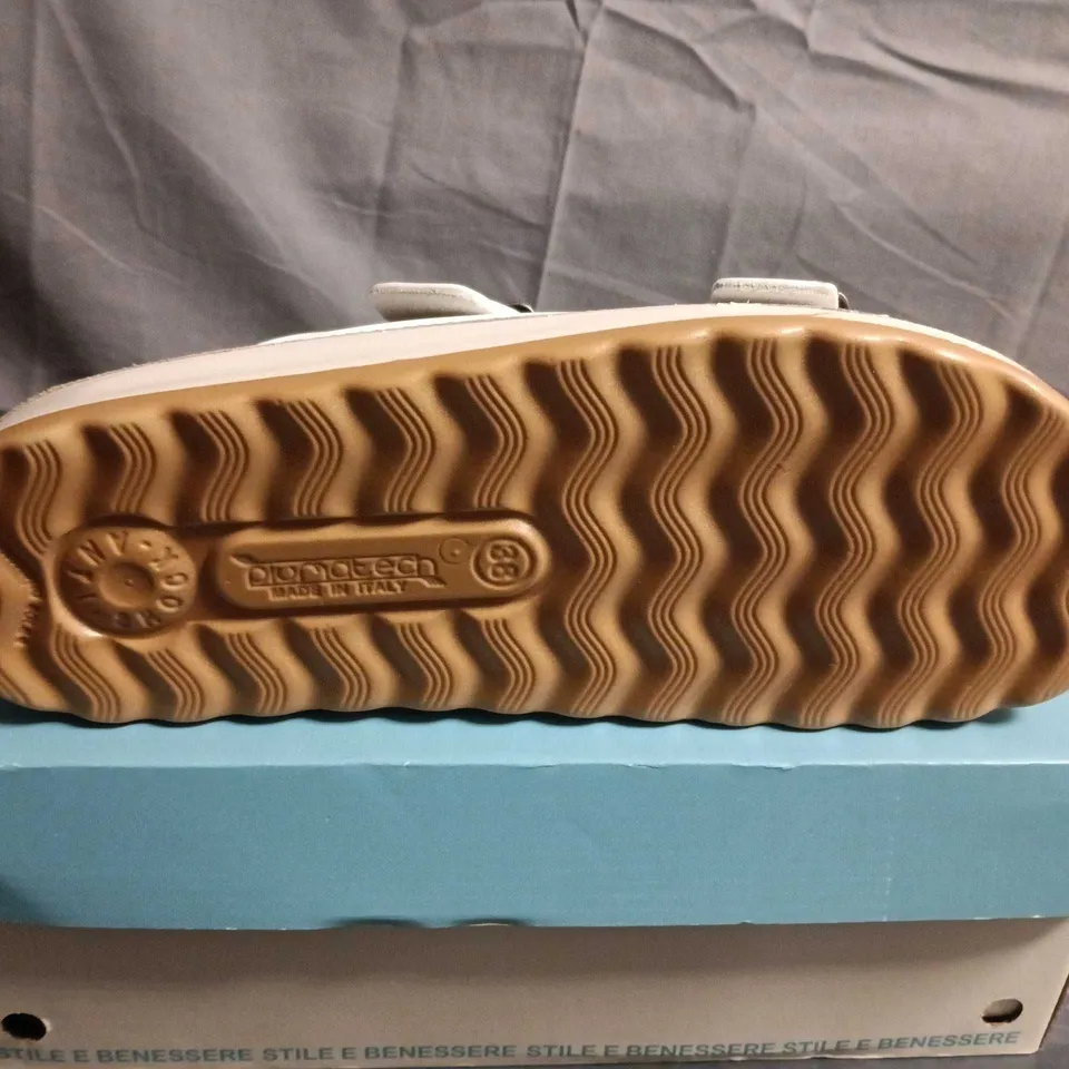 BOXED PAIR OF FLY FLOT WHITE DOUBLE-BUCKLE SANDALS – UK 5 (EU 38)