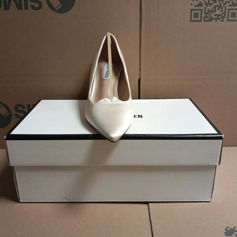 BOXED PAIR OF STEVE MADDEN POINTED TOE HEELS IN IVORY PEARL SIZE UK 4
