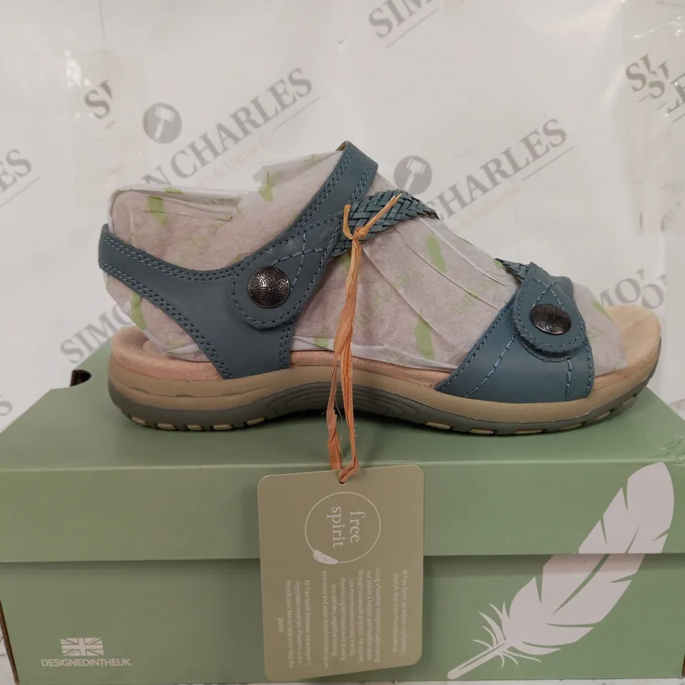 BOXED FREE SPIRIT MALIBU HIGH FLAT SANDLAS WITH OPEN TOE - SIZE 7 