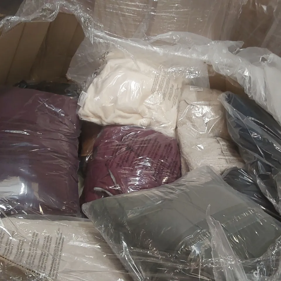 PALLET CONTAINING APPROXIMATELY 100x BRAND NEW ASSORTED DESIGNER CLOTHING ITEMS INCLUDING: JULIPA JACKET, SIMPLY BE JACKETS, JD WILLIAMS JACKET ECT