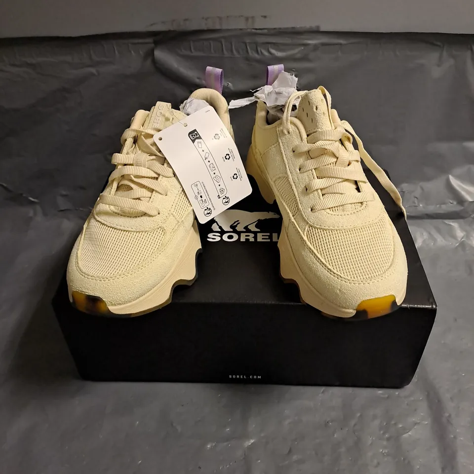 BOXED PAIR OF SOREL KINETIC IMPACT WONDER LACE TRAINERS IN HONEY WHITE SIZE UK 5