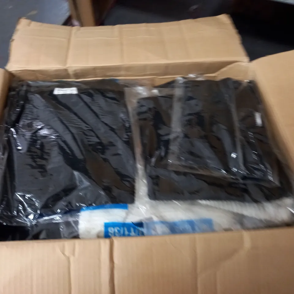 LOT OF APPROXIMATELY 40 BAGGED AS NEW CLOTHING ITEMS - VARIOUS SIZES