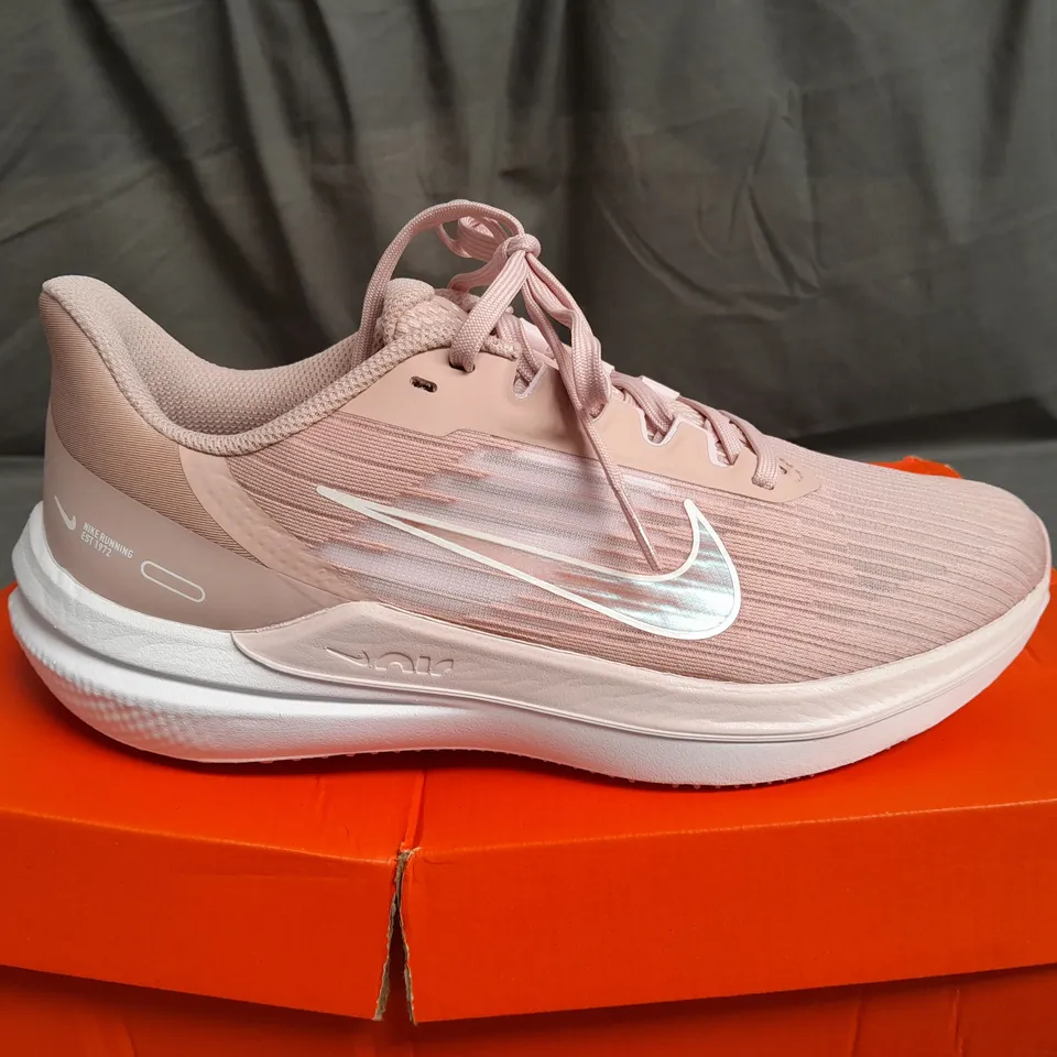 BOXED PAIR OF NIKE AIR WOMENS WINFLO 9 TRAINERS SIZE UK 6