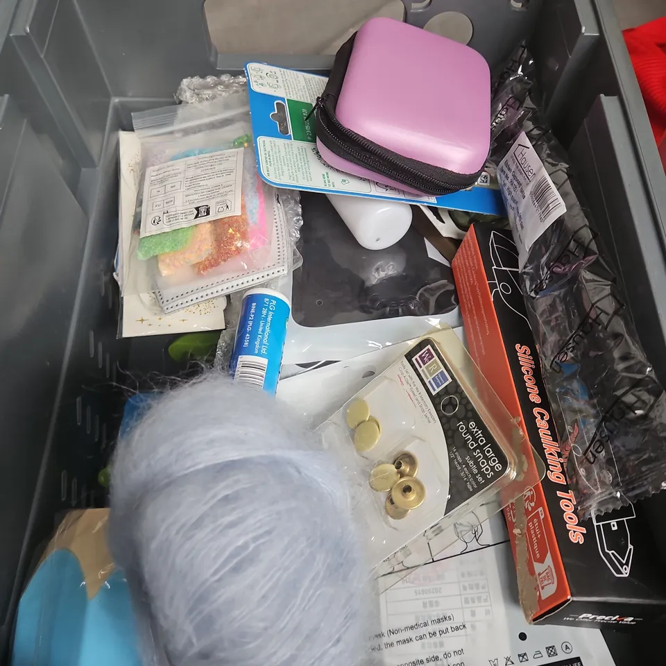 APPROXIMATELY 10 ASSORTED HOUSEHOLD ITEMS TOO INCLUDE FLASHLIGHTS , WOOL , ETC 