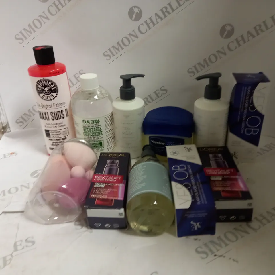 BOX OF ASSORTED COSMETIC ITEMS TO INCLUDE MAKEUP SPONGES, VASELINE AND L'OREAL
