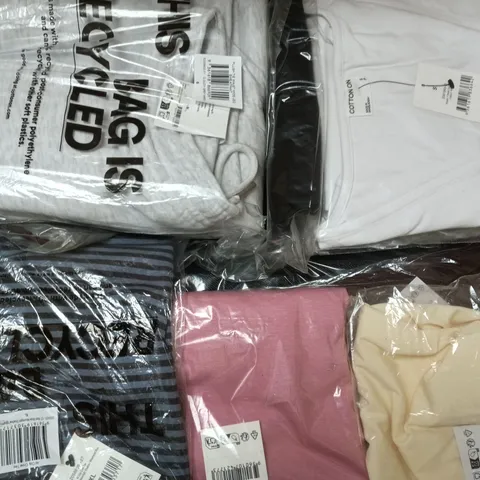APPROXIMATELY 20 ASSORTED CLOTHING ITEMS IN VARIOUS SIZES, COLOURS & STYLES TO INCLUDE ALL DAY CREW TEE, SCOUT SHORT SLEEVE, WIDE LEG SWEATPANTS, ETC