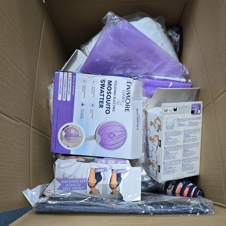 BOX OF APPROXIMATELY 12 ASSORTED ITEMS INCLUDING LIVMORE MOSQUITO SWATTER AND VINTAGE PRINT RUG 
