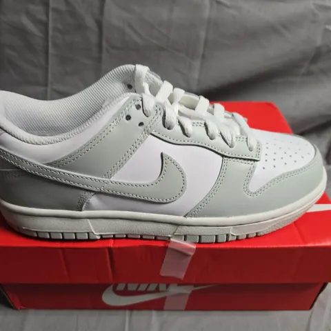 BOXED PAIR OF NIKE DUNK LOW TRAINERS - UK SIZE 4.5 - KIDS