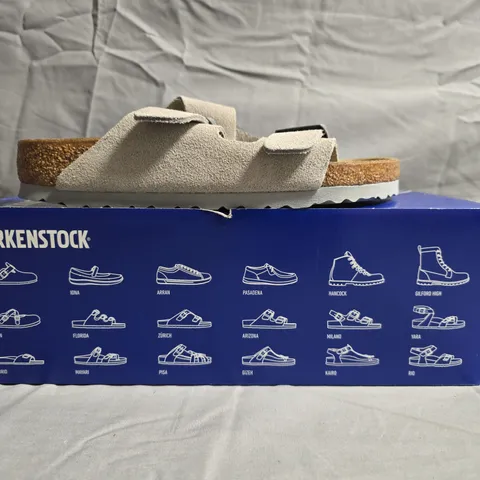 BOXED PAIR OF BIRKENSTOCK ARIZONA BS SANDALS IN STONE SIZE UK 3.5