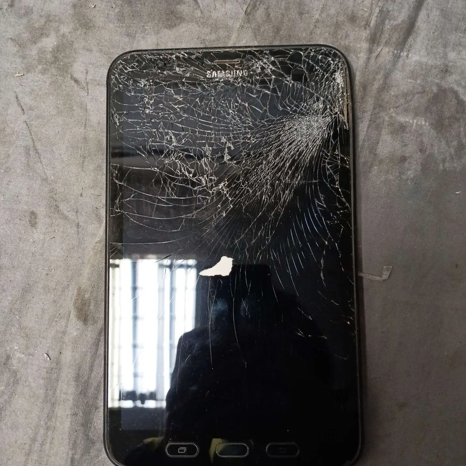 SAMSUNG TABLET PC SM-T395, 16GB – CRACKED SCREEN